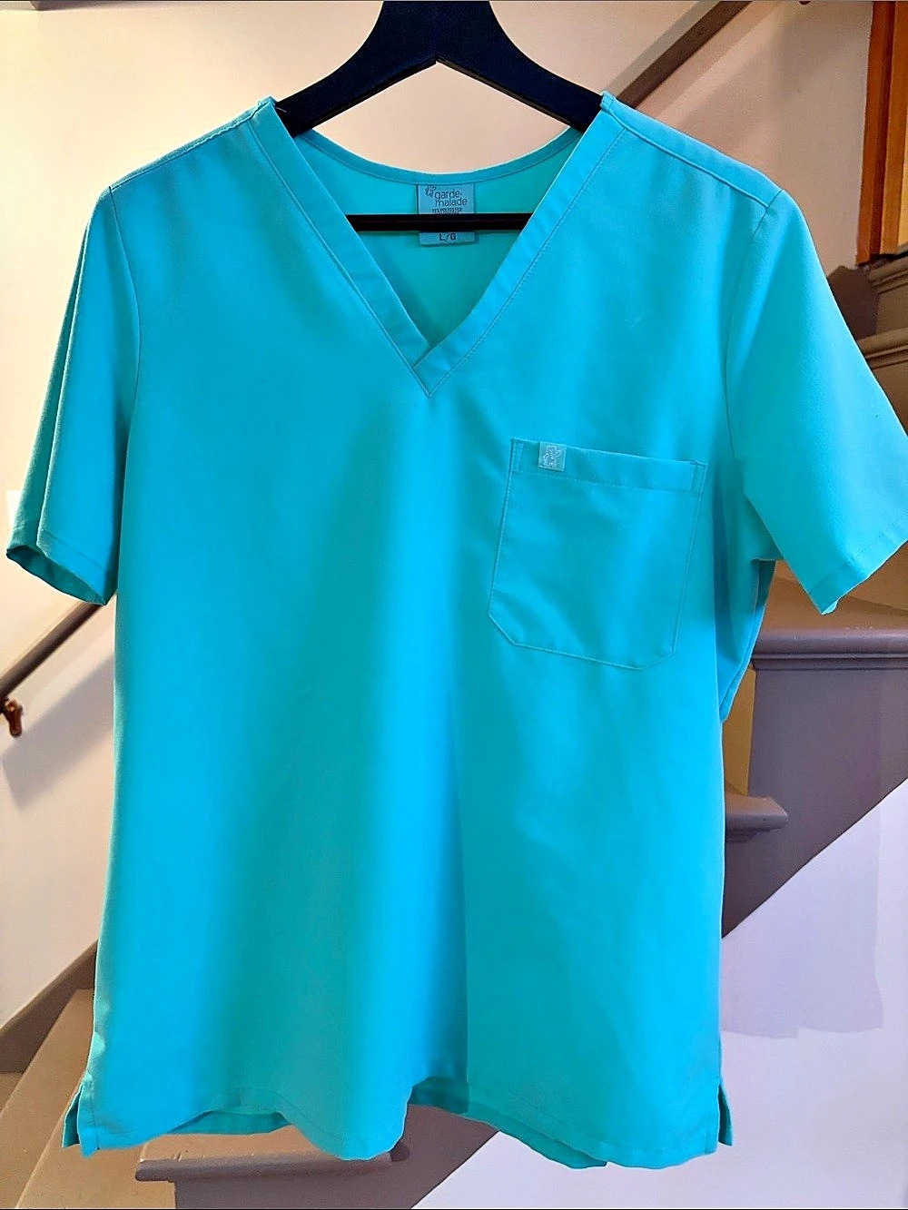 Garde Malade V-Neck One pocket Scrub Top